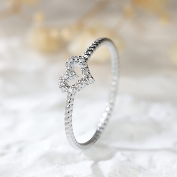 Round White Diamond Edge Twist Hollow Ring