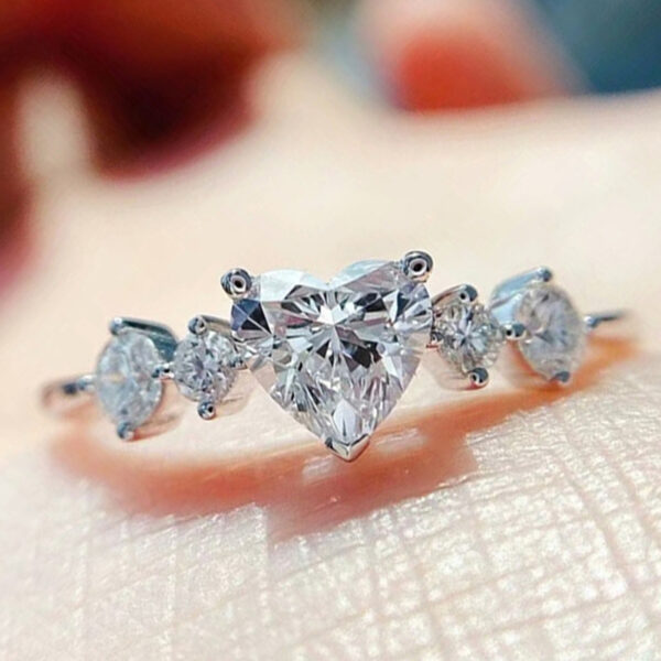 Simple Heart-shaped Zircon Women's Ring - Image 2